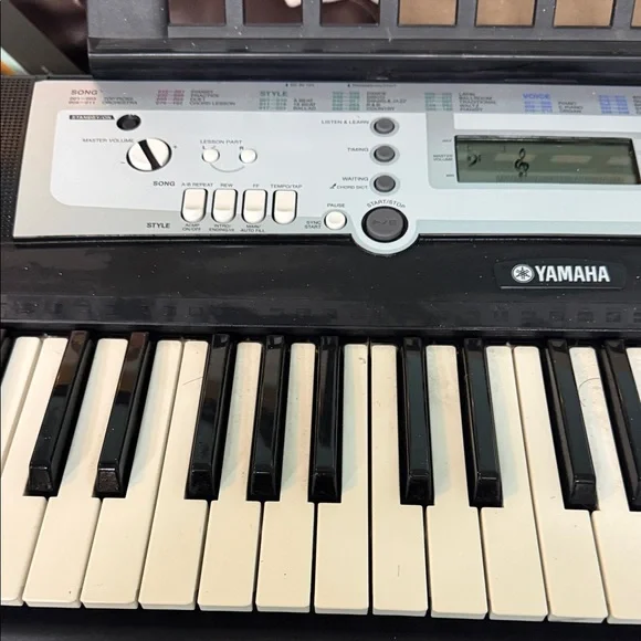 Yamaha Black and White Electronic Keyboard - Picture 3 of 9
